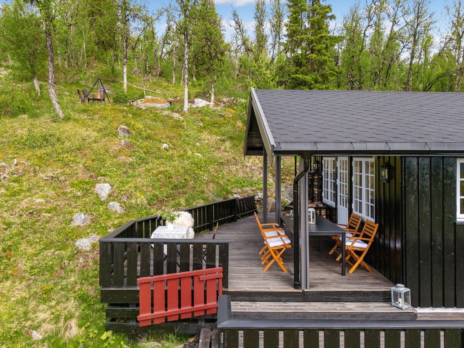 Hyggelig grillplass i skogkanten. Galleribilde