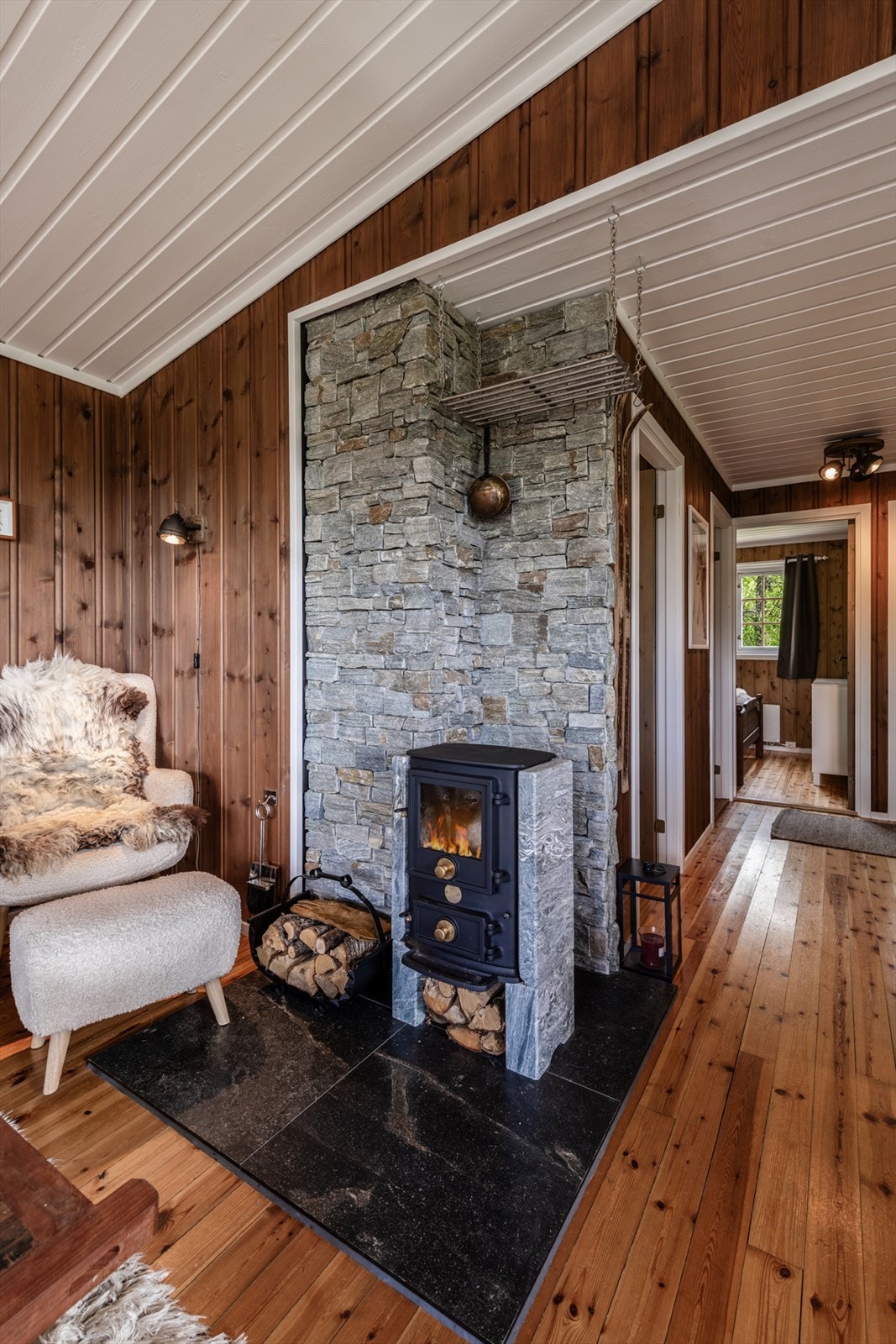 Pipa er pent forblendet med naturstein. Galleribilde