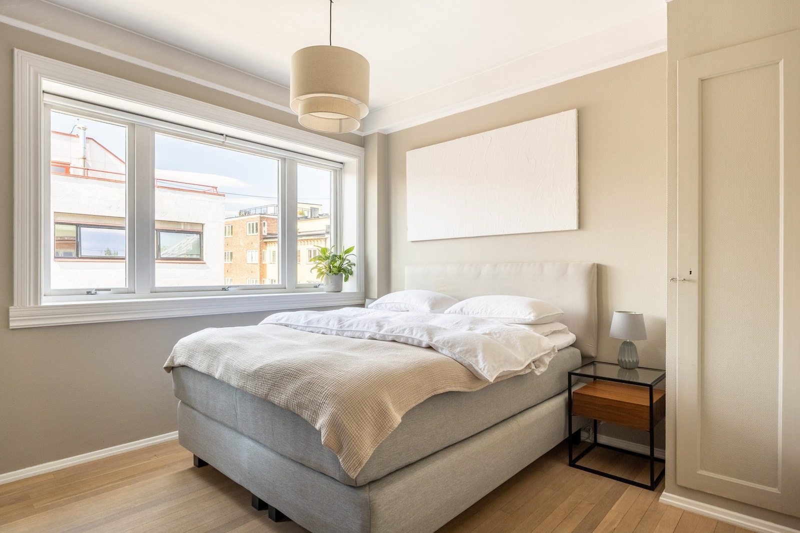 Soverommet oppleves som romslig, med god skapplass som gir en praktisk og ryddig hverdag. Galleribilde