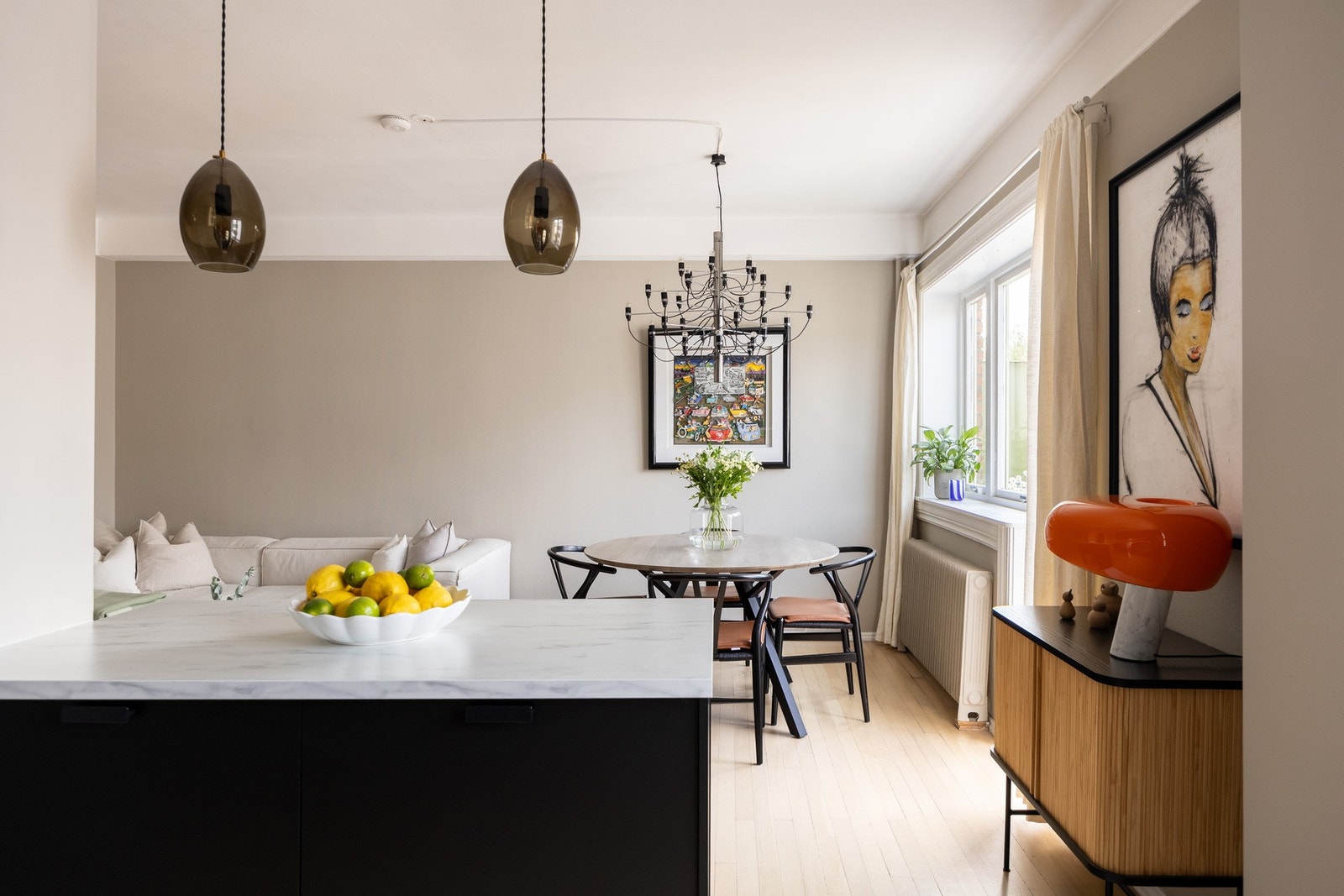 Sosial sone hvor man kan lage mat samtidig som man har kontakt med både spisebordet og stuen. Galleribilde