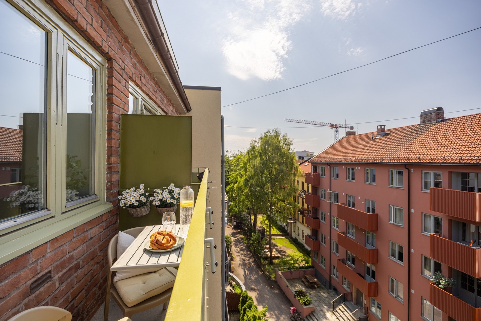 Balkongen vender mot et åpent område, noe som gir lange soltimer. Galleribilde