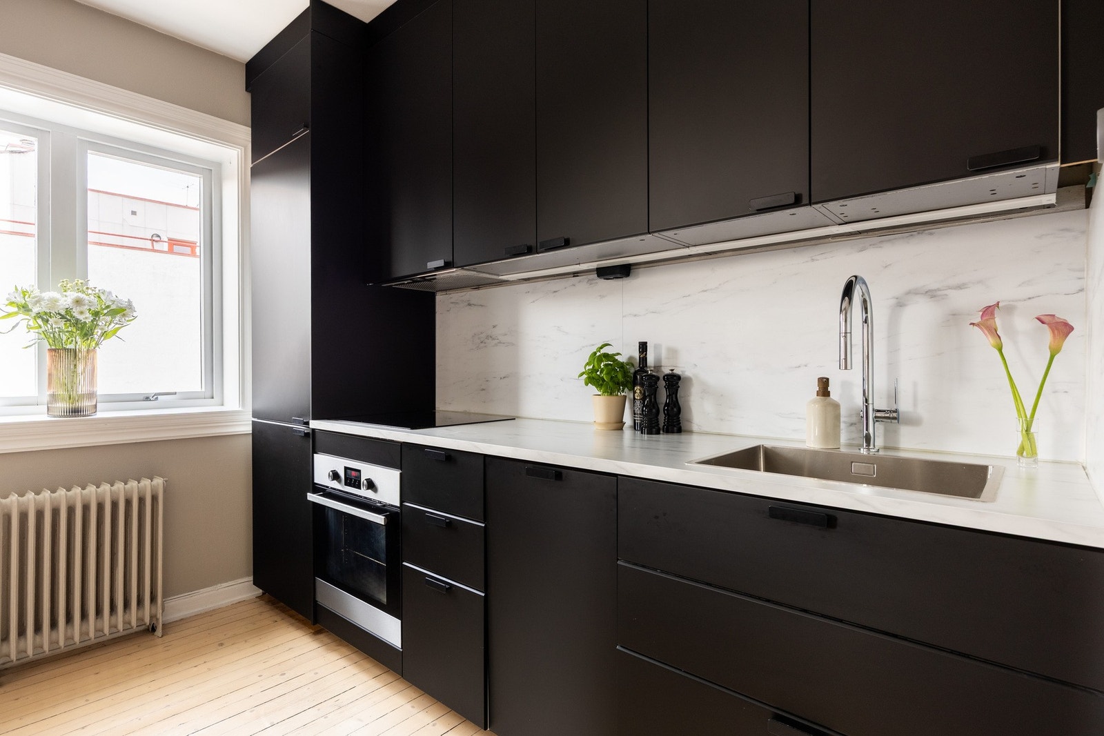 Sosialt og praktisk kjøkken med mye skap- og benkeplass. Galleribilde