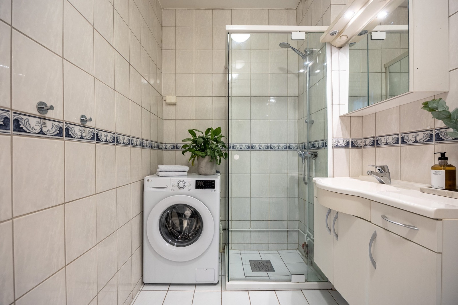 Silikonfuger i dusjsone og ekstra fugemasse på en veggflis i 2025. Galleribilde