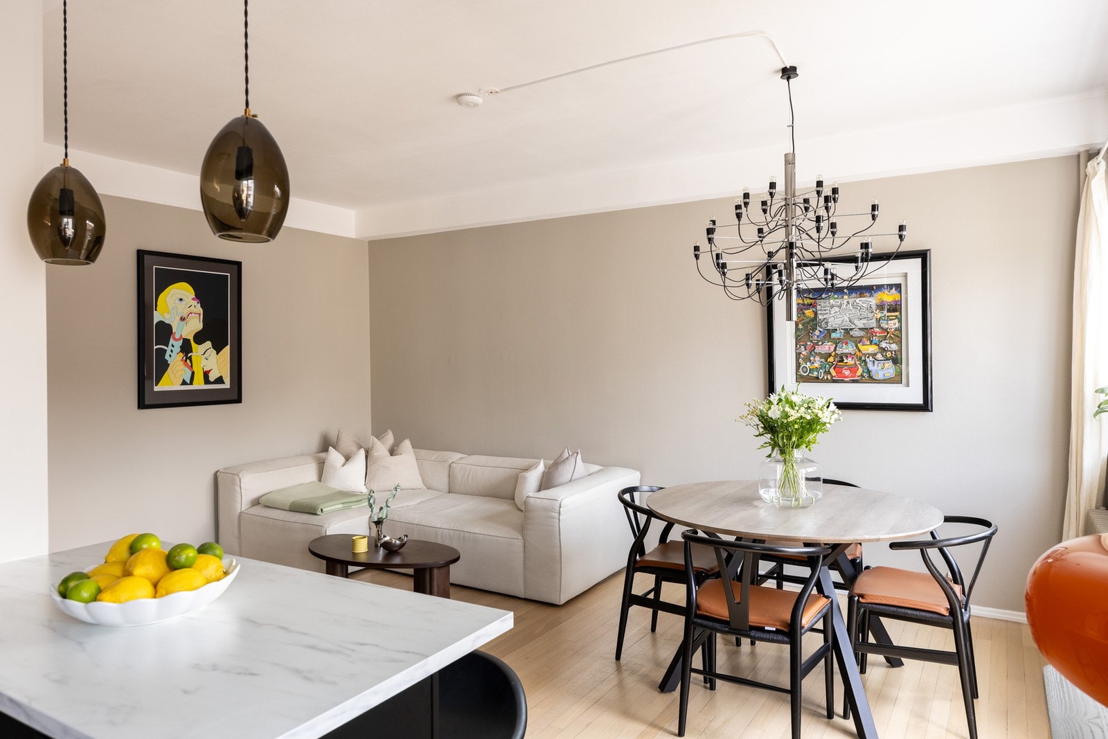 Stuen kan enkelt innredes med både sofa- og spiseseksjon. Galleribilde