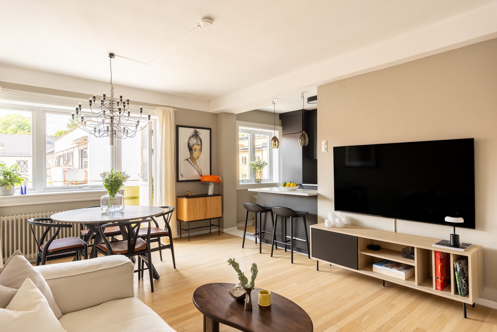 Store vindusflater i hele leiligheten som slipper inn rikelig med naturlig lys gjennom hele dagen. Galleribilde