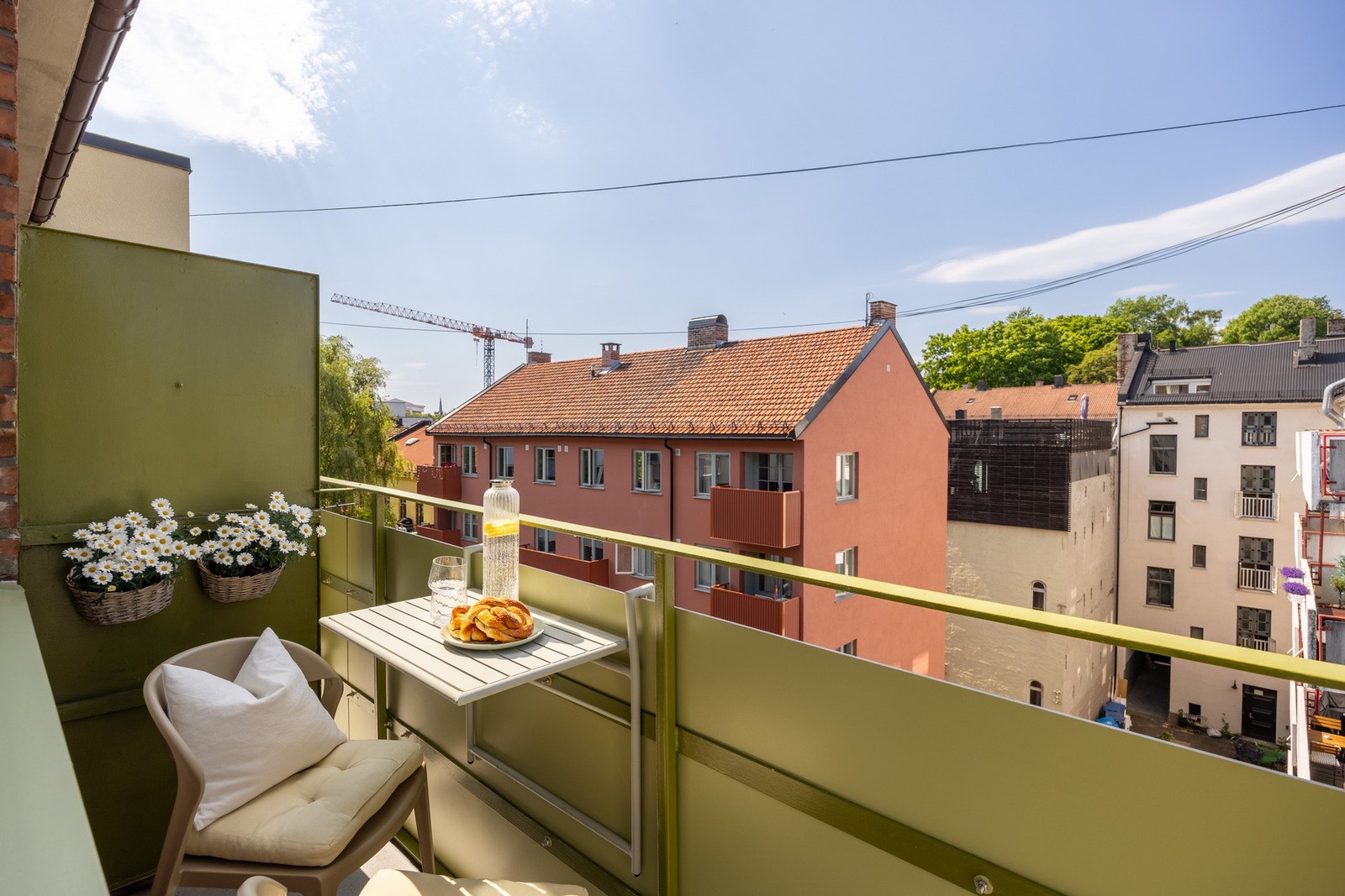 Hyggelig vestvendt balkong med svært gode solforhold. Galleribilde