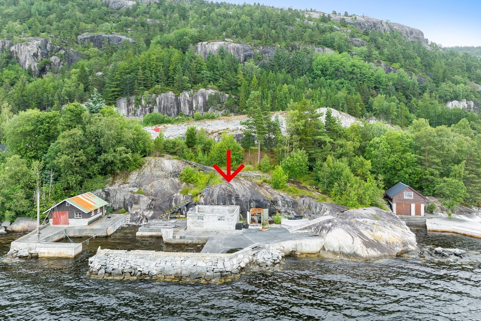 Sjøeiendom ved Storevikhammaren med godkjent rammetillatelse for 4 nye naust og molo Galleribilde