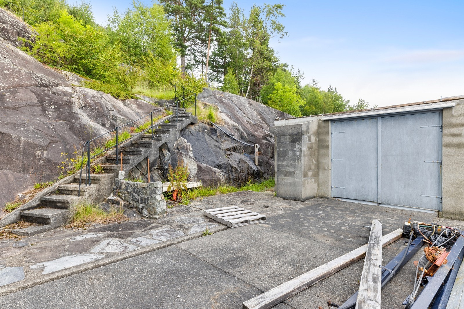 Atkomst delvis via trapper fra offentlig vei ovenfor. Galleribilde