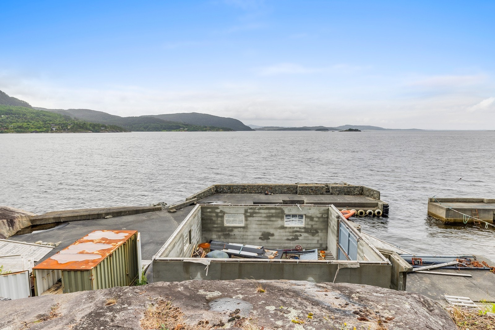 Eiendommen består av et eldre naust og stor molo. Det er kun grunnmuren/veggene som er igjen av naustet, og det er godkjent rivningstillatelse på bygningen. Galleribilde