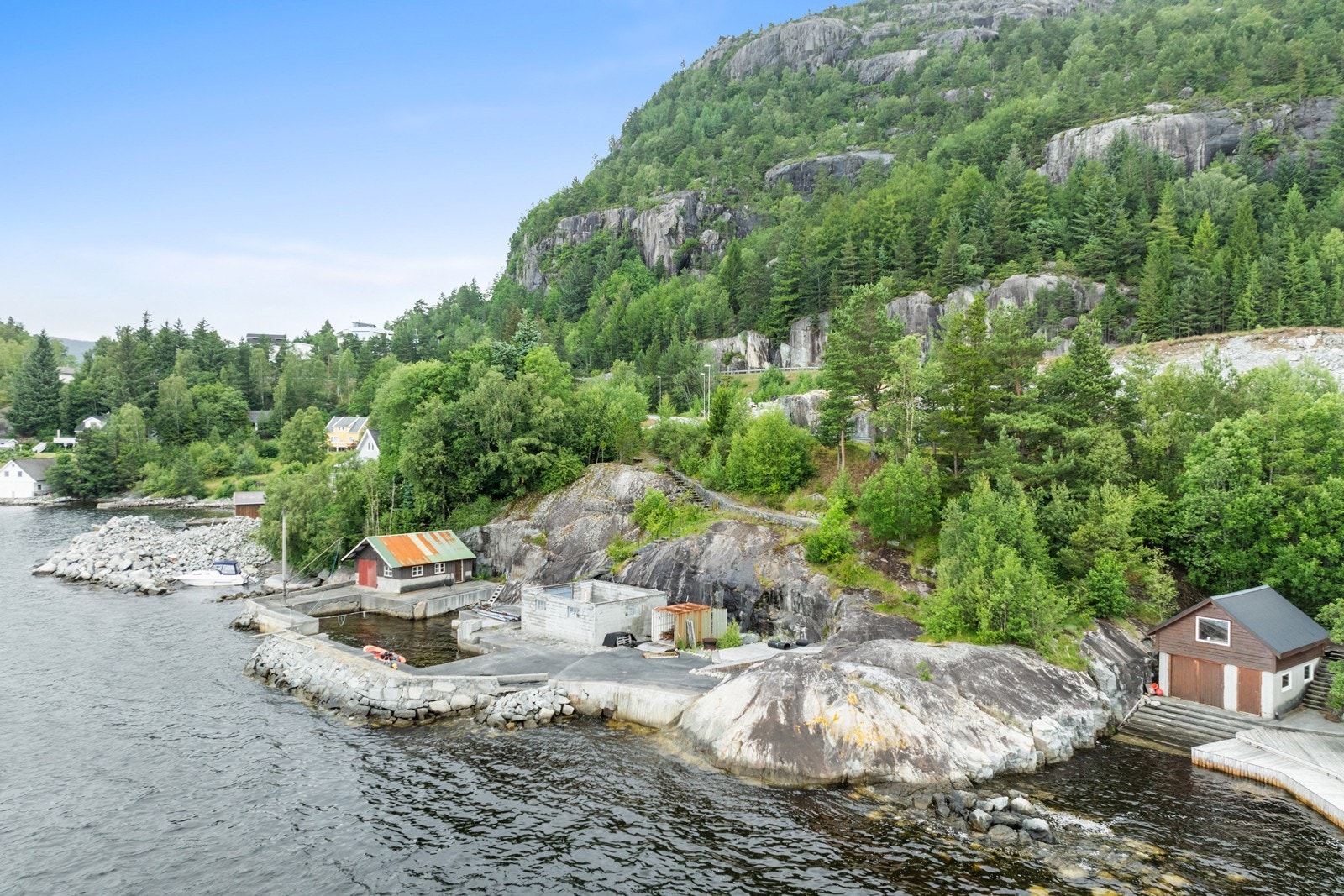 Eiendommen er beregnet for utviklling og det er gitt rivningstillatelse for eksisterende bygg Galleribilde