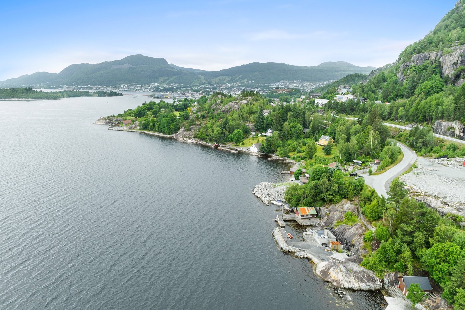 Det er kun få minutter inn til Jørpeland sentrum som kan tilby et variert utvalg av butikker, cafeèr, restauranter og servicetilbud. Galleribilde