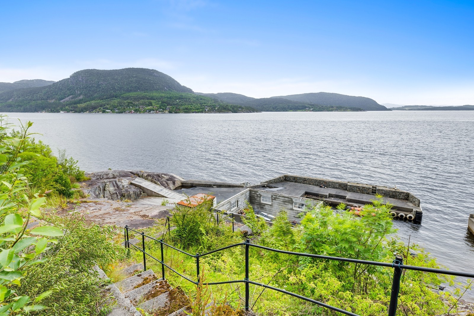 Eiendommen ligger nydelig til ved Botnefjorden og man har kort vei både til Jørpeland og over til Stavanger, samt øyene her i fjorden. Galleribilde