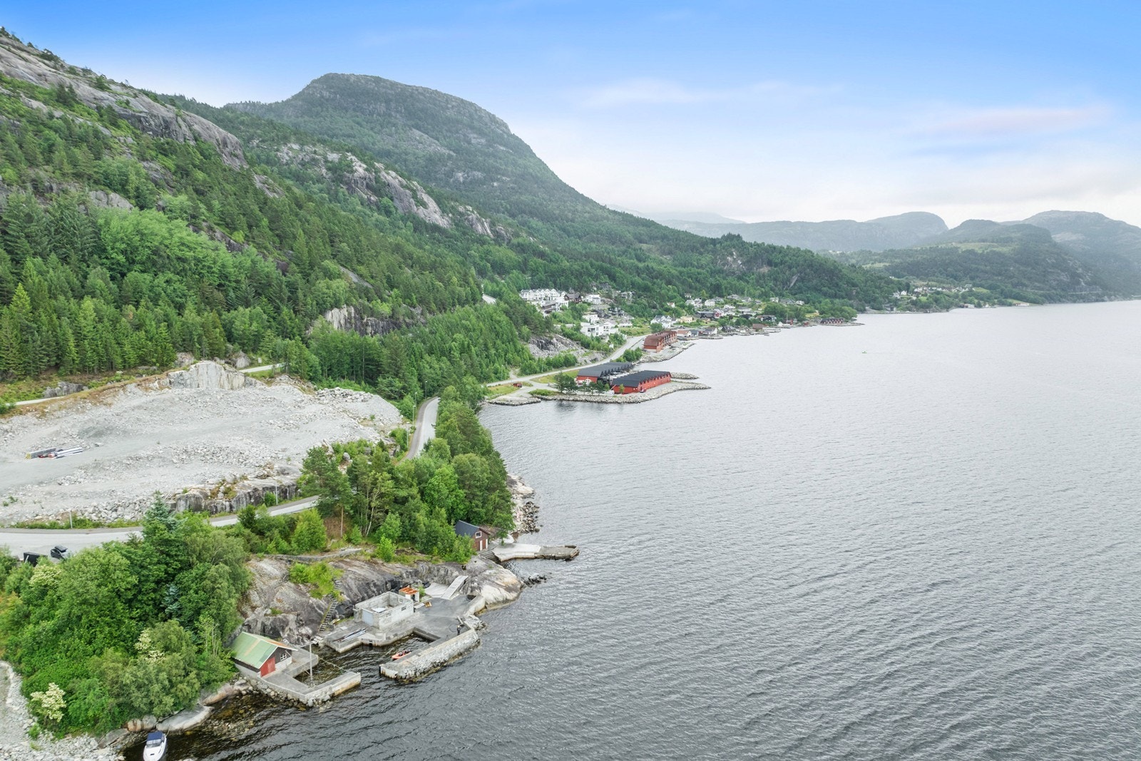 Man har også rikelig med turområder i nærheten og et eldorado av stier og fjelltopper innover Ryfylke. Galleribilde