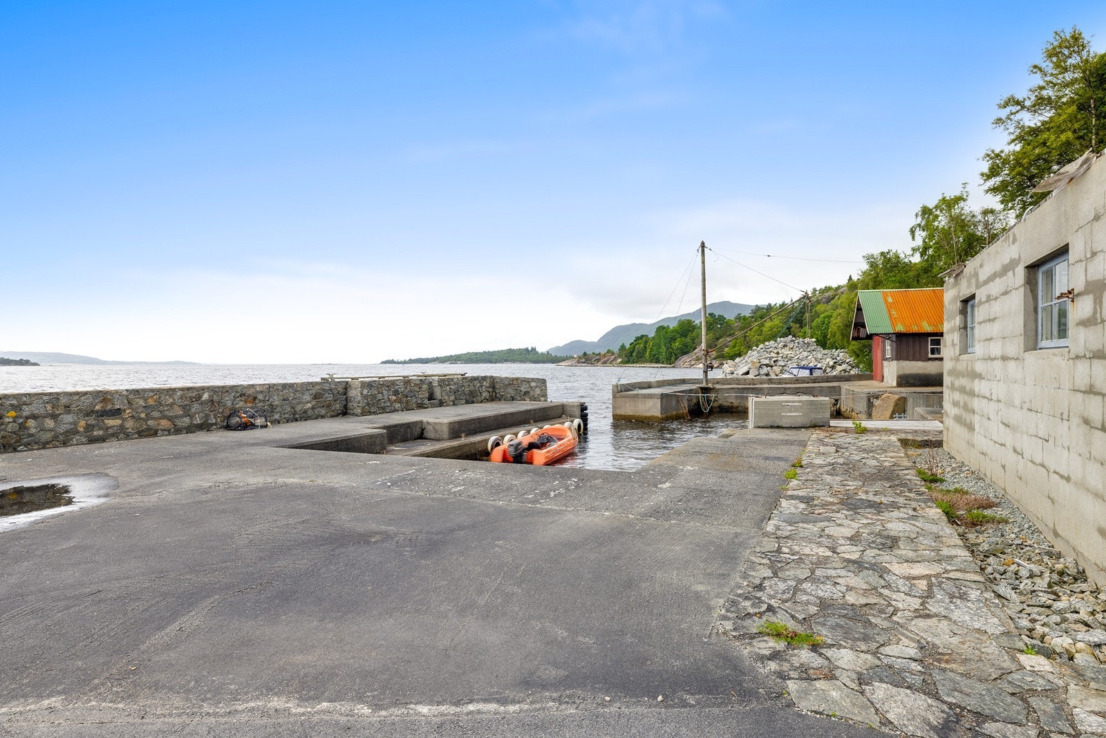 Her er man helt i sjøkanten med et yrende båtliv og maritim atmosfære Galleribilde