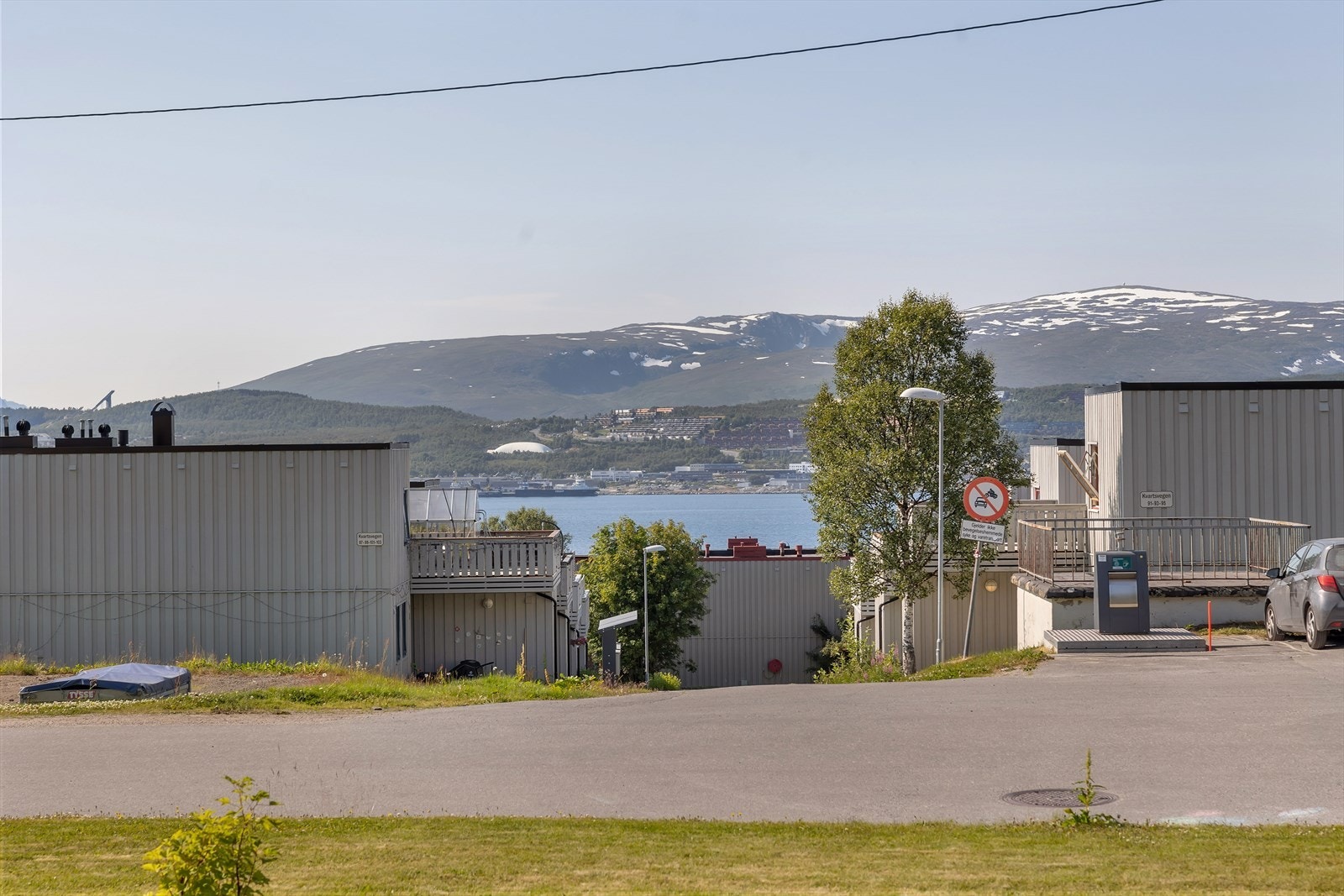 Utsikt mot fjellene på Kvaløya Galleribilde