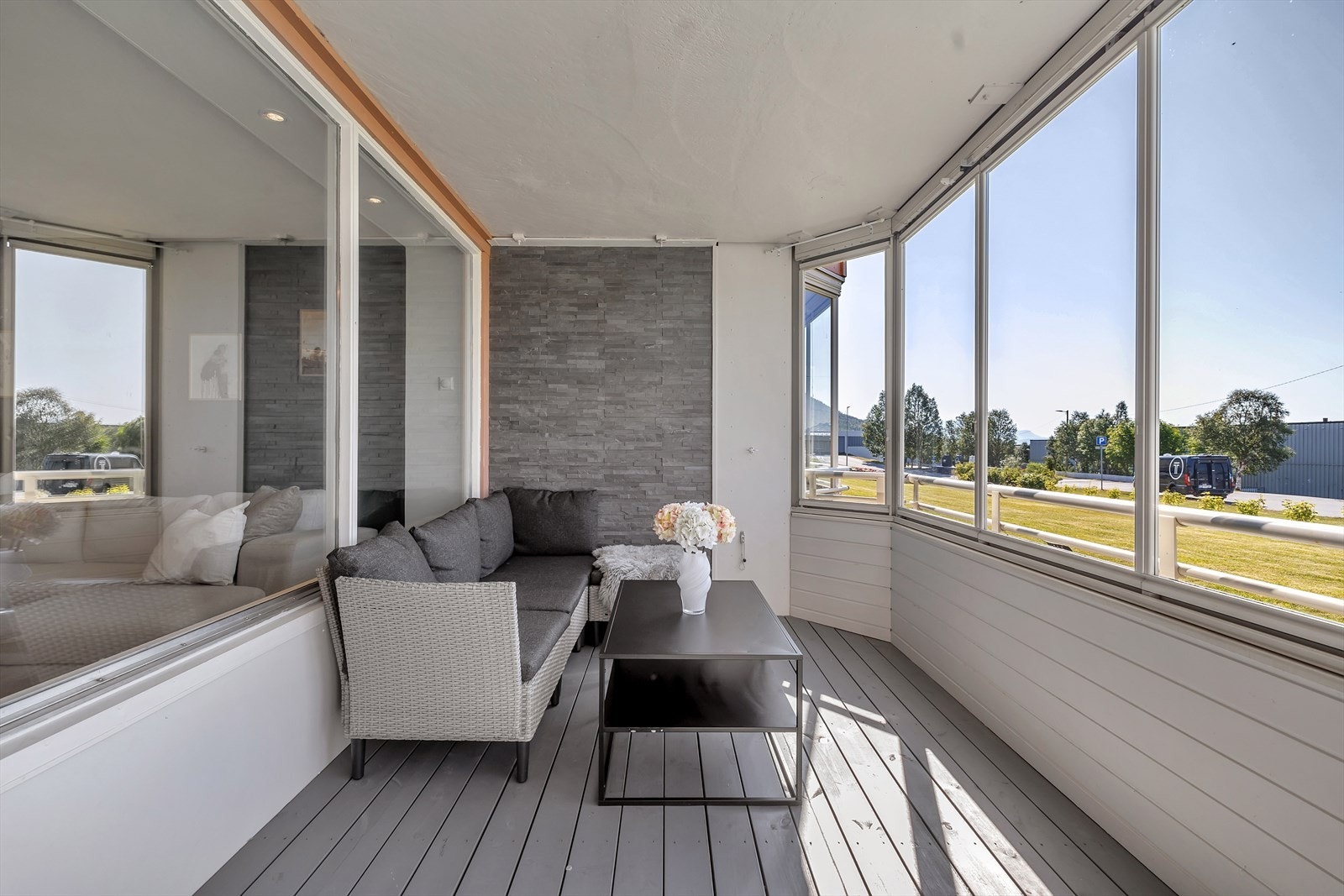 Innglasset veranda med direkte utgang til plen Galleribilde