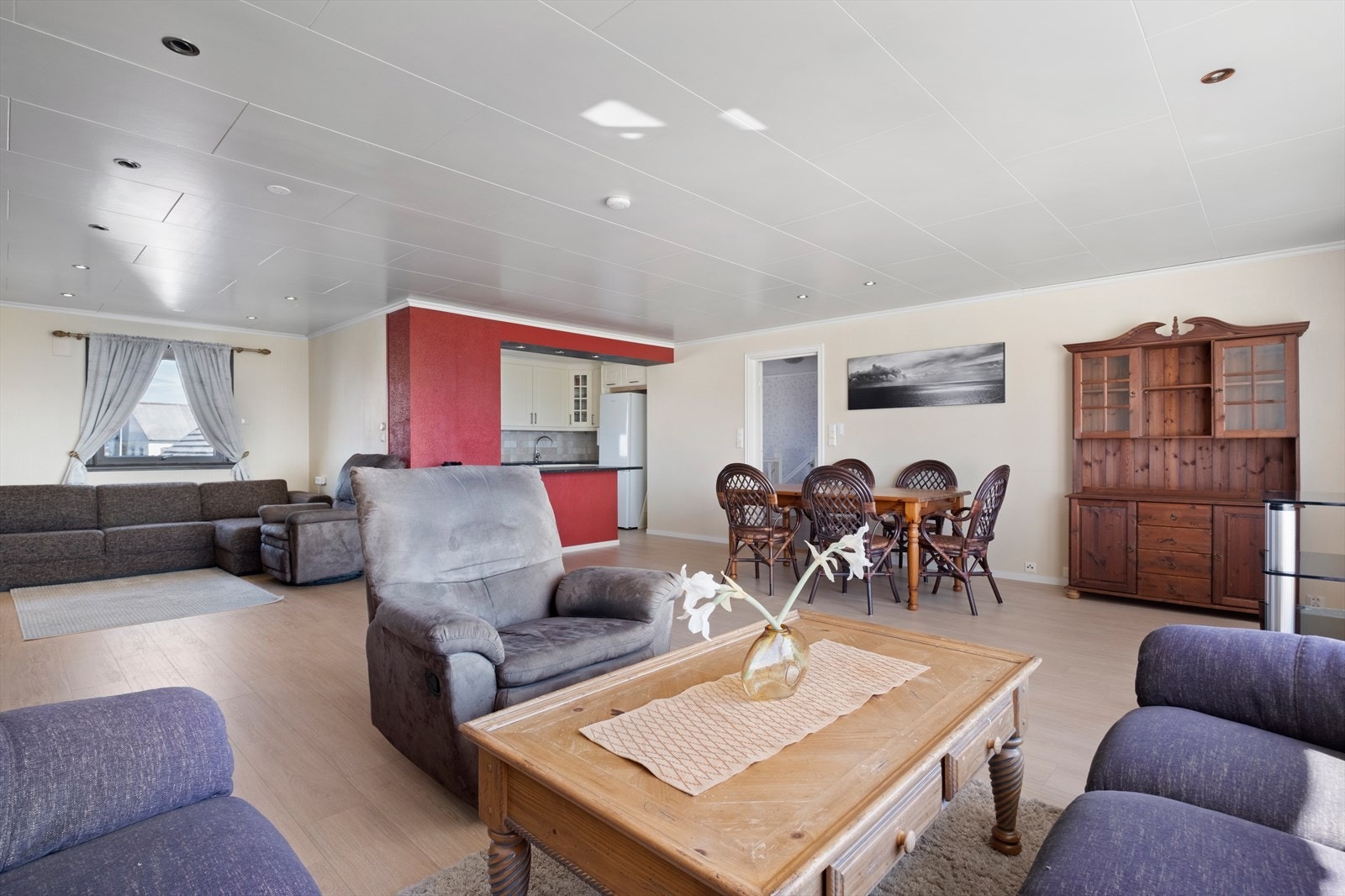 På stuen er det god plass til flere sittegrupper Galleribilde