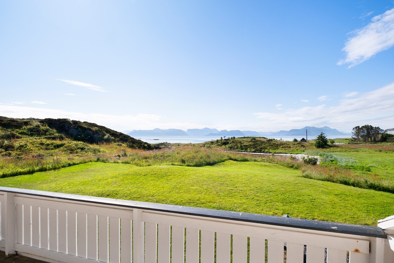 Fra verandaen nyter du fantastiske sol- og utsiktsforhold Galleribilde