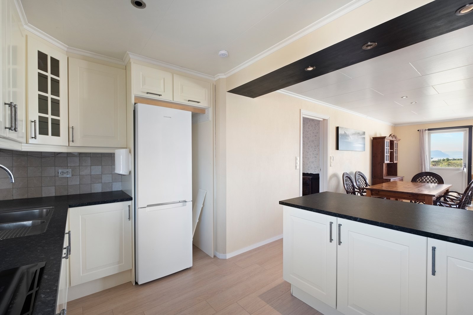 Lyst kjøkken med kjøkkeninnredning fra 2007 Galleribilde