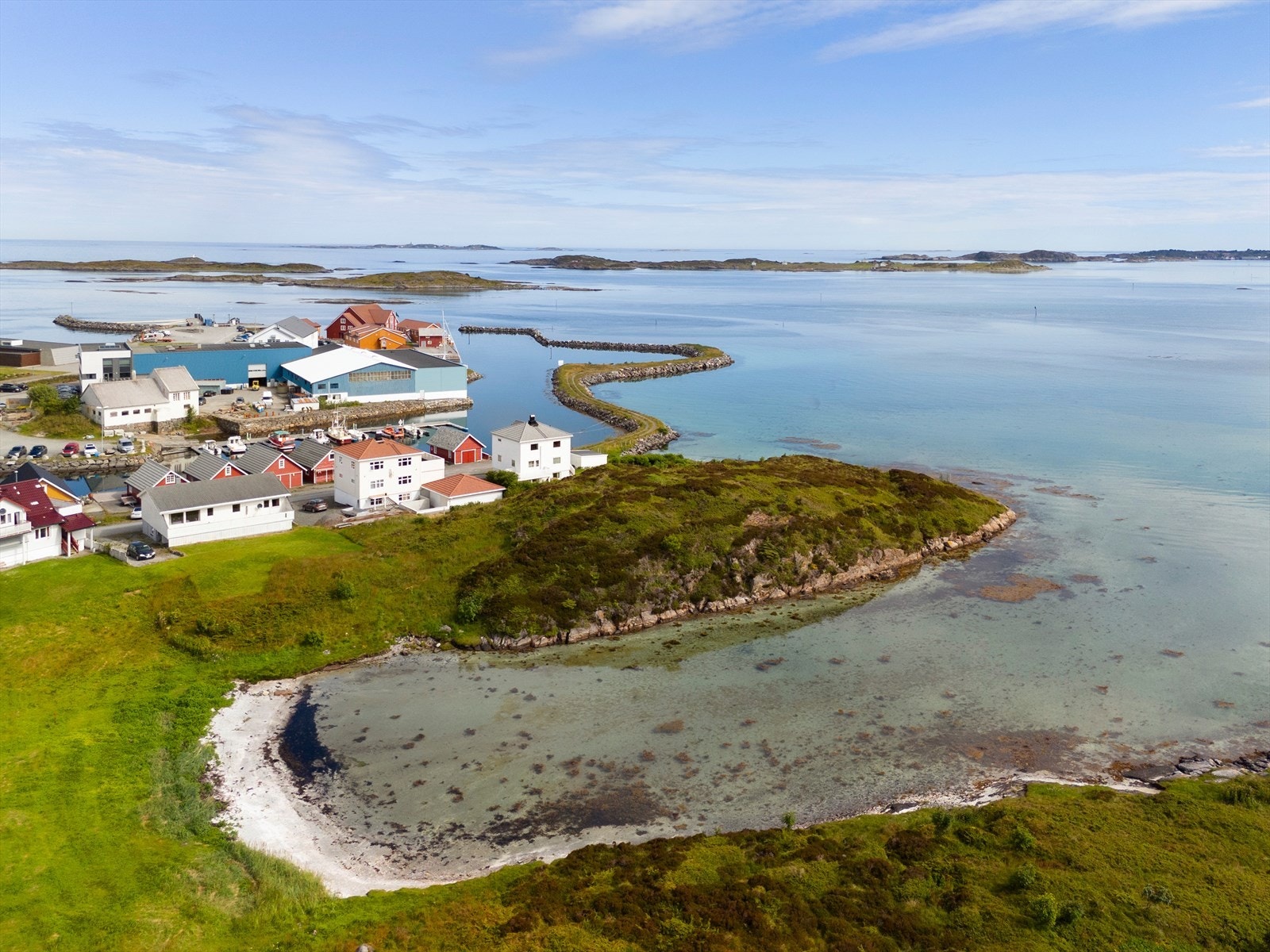 Øya er omgitt av sjø og fjell, og byr på fredelige omgivelser med gode muligheter for friluftsliv, fiske og båtliv Galleribilde