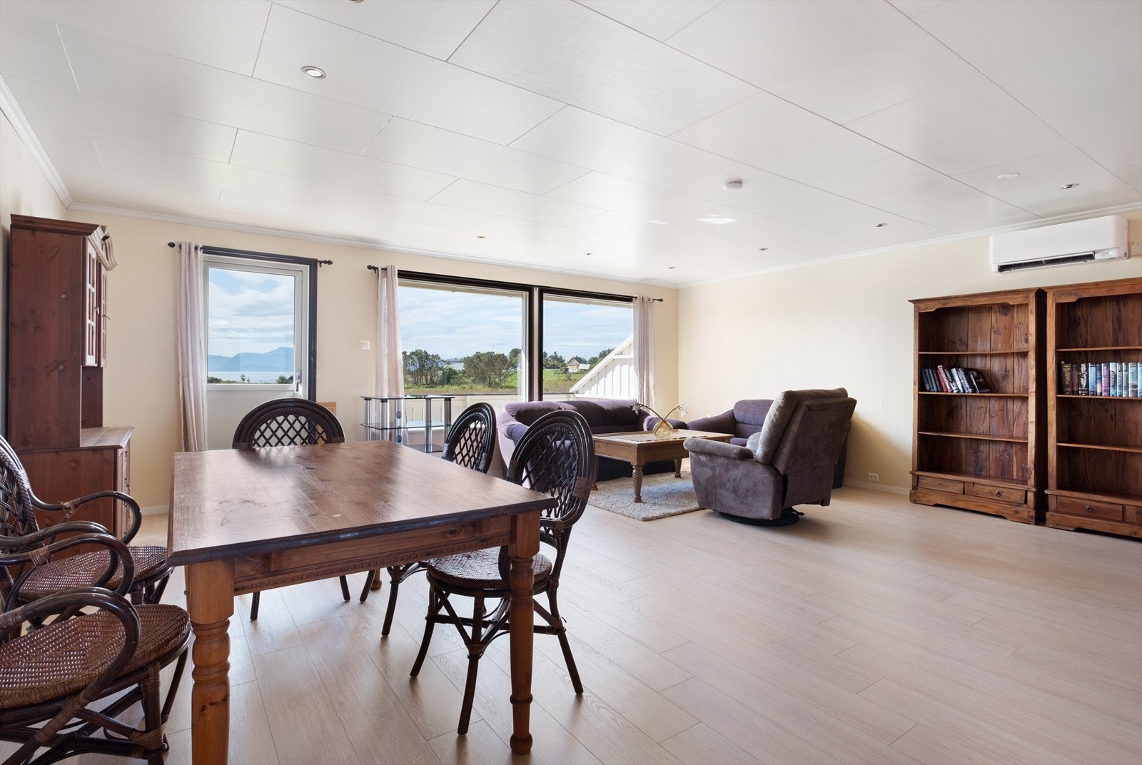 Her kan du nyte et bedre måltid med utsikt sjø og fjell Galleribilde