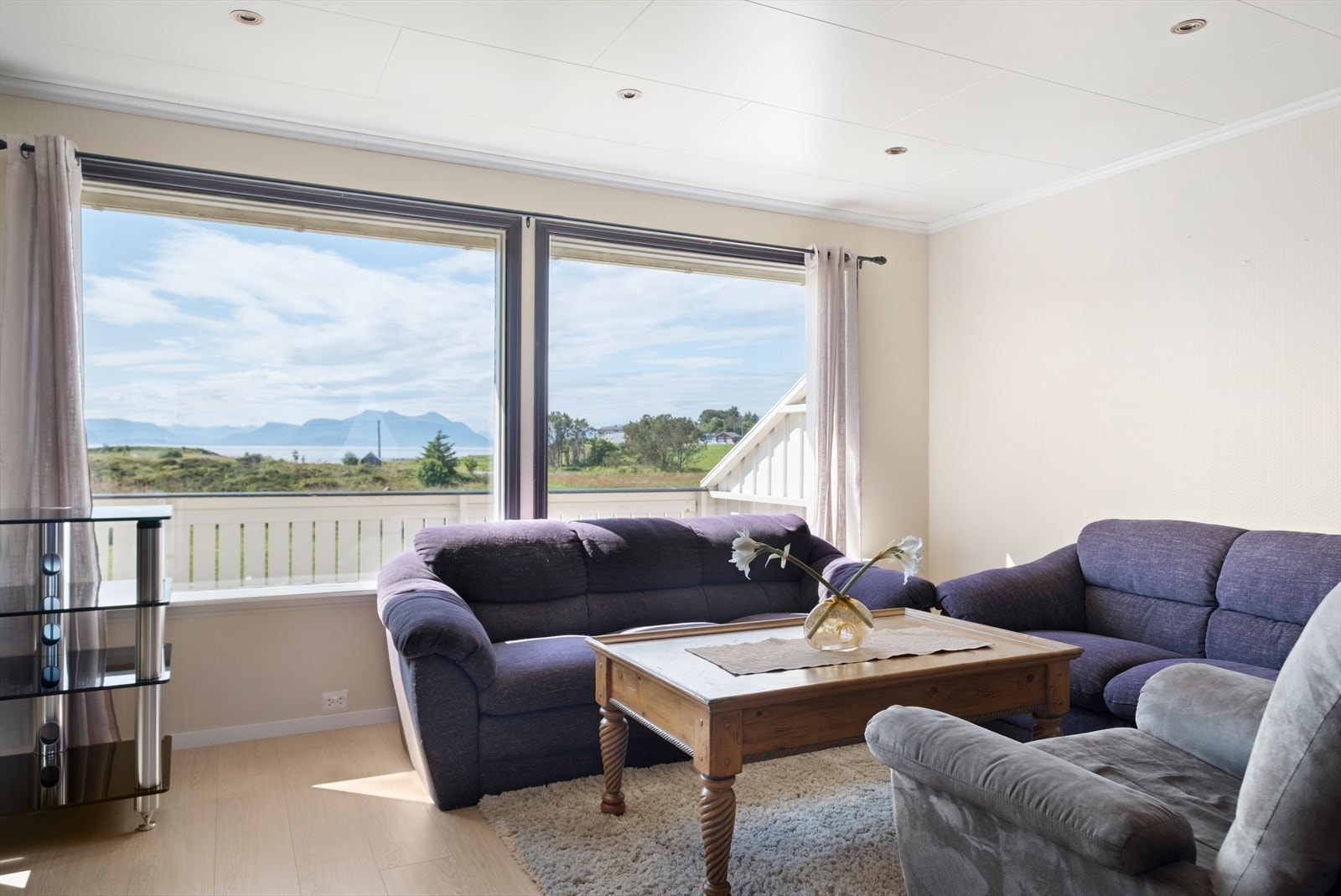 De store vindusflatene gir rikelig med naturlig lysinnslipp Galleribilde