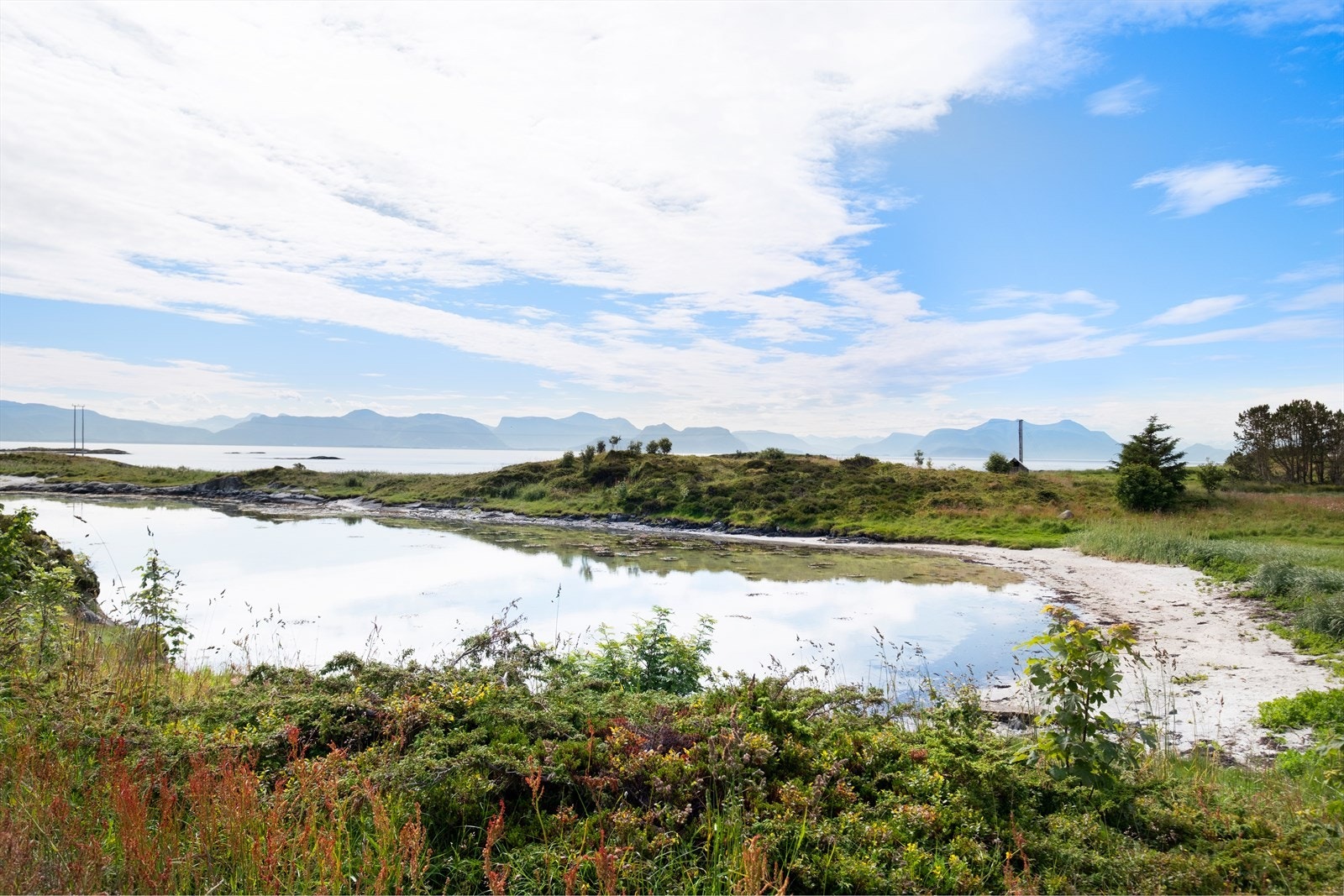 Bare et steinkast fra eiendommen finner du en idyllisk sandstrand Galleribilde