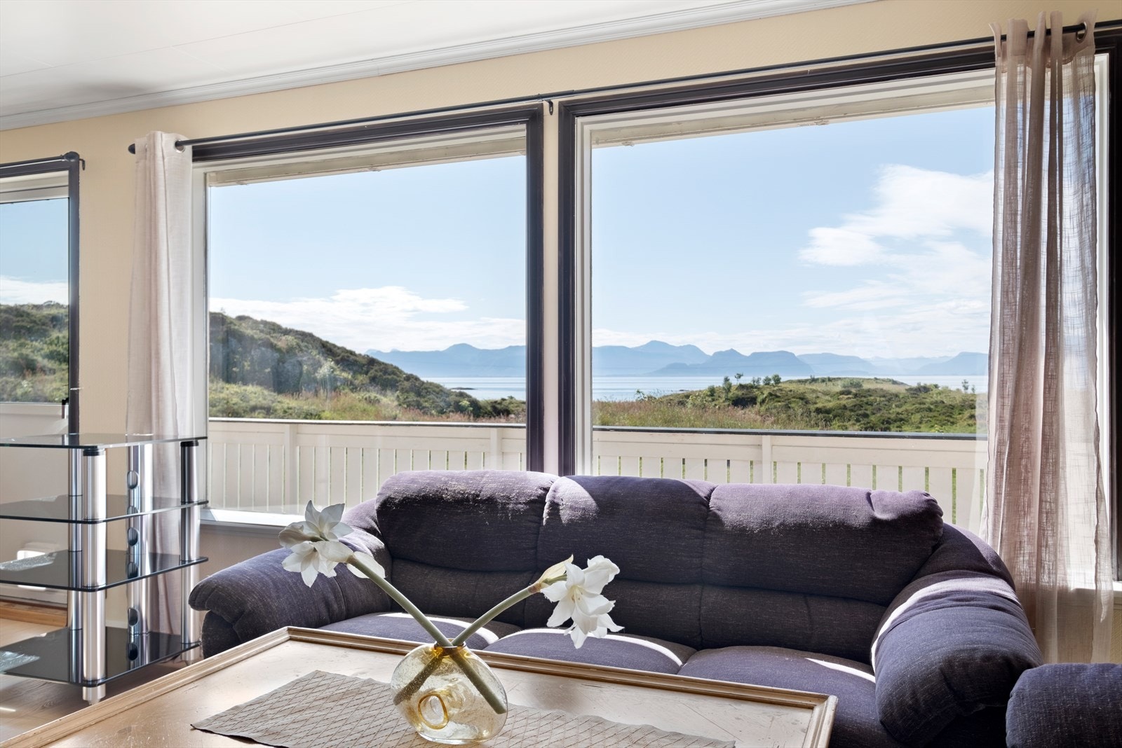 Fra stuen er det utgang til veranda Galleribilde