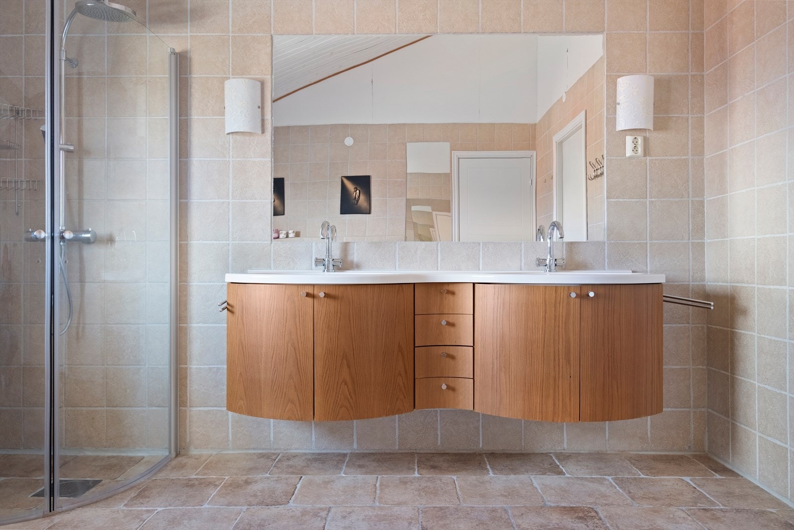 Lyst helfliset bad med varmekabler på gulv Galleribilde