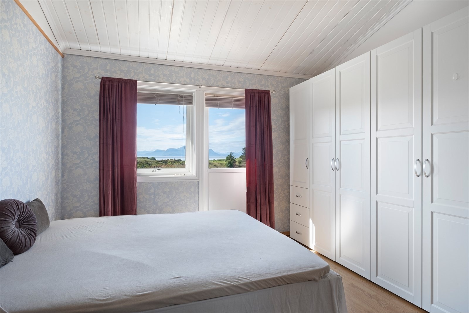 Soverommet har gode oppbevaringsmuligheter i stort garderobeskap Galleribilde