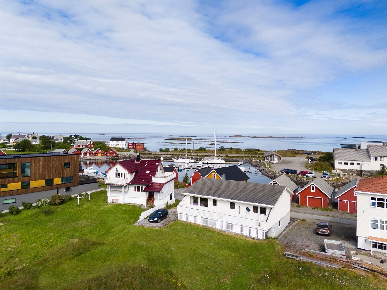 Hele plenen bak huset tilhører ikke eiendommen. Gresset er slått utover tomtegrensen, som går ved enden av muren på vestsiden av verandaen Galleribilde