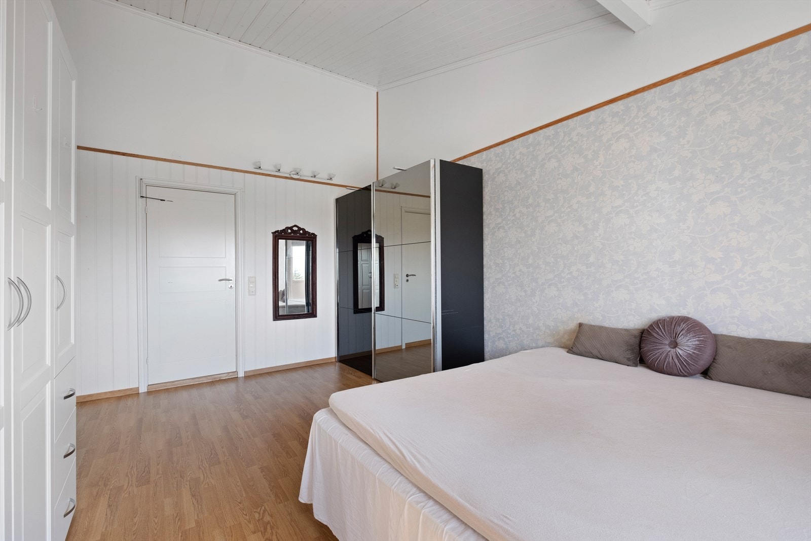 Rommet er også utstyrt med en skyvedørsgarderobe Galleribilde