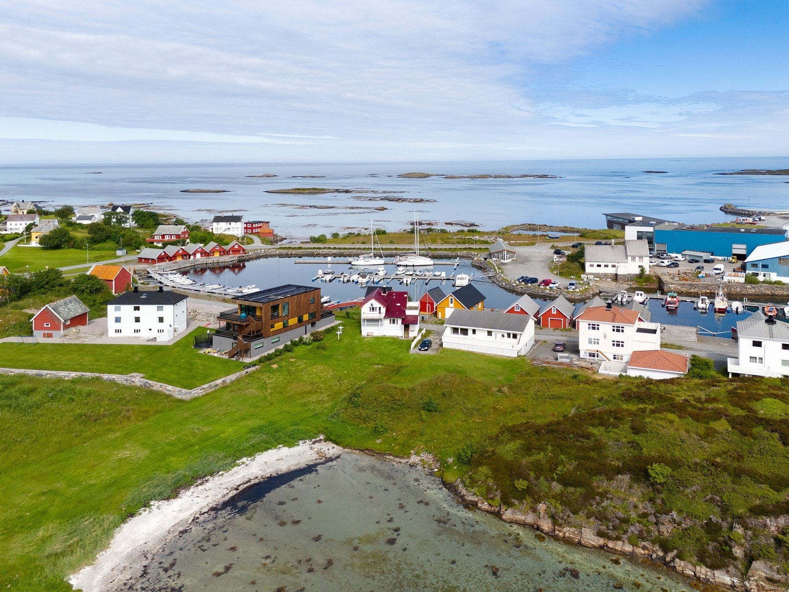 Eiendommen har en idyllisk beliggenhet på Finnøya, omgitt av vakker natur Galleribilde