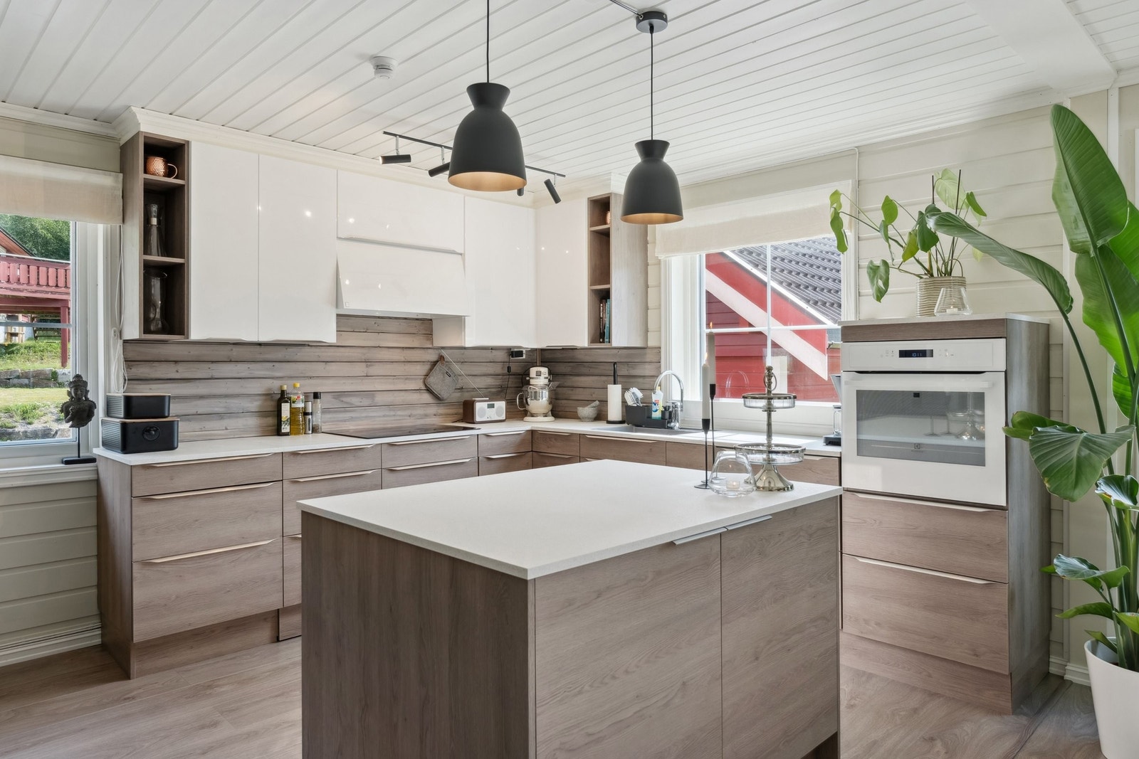 Moderne, stilfullt og stort kjøkken fra 2020 med god benkeplass. Galleribilde