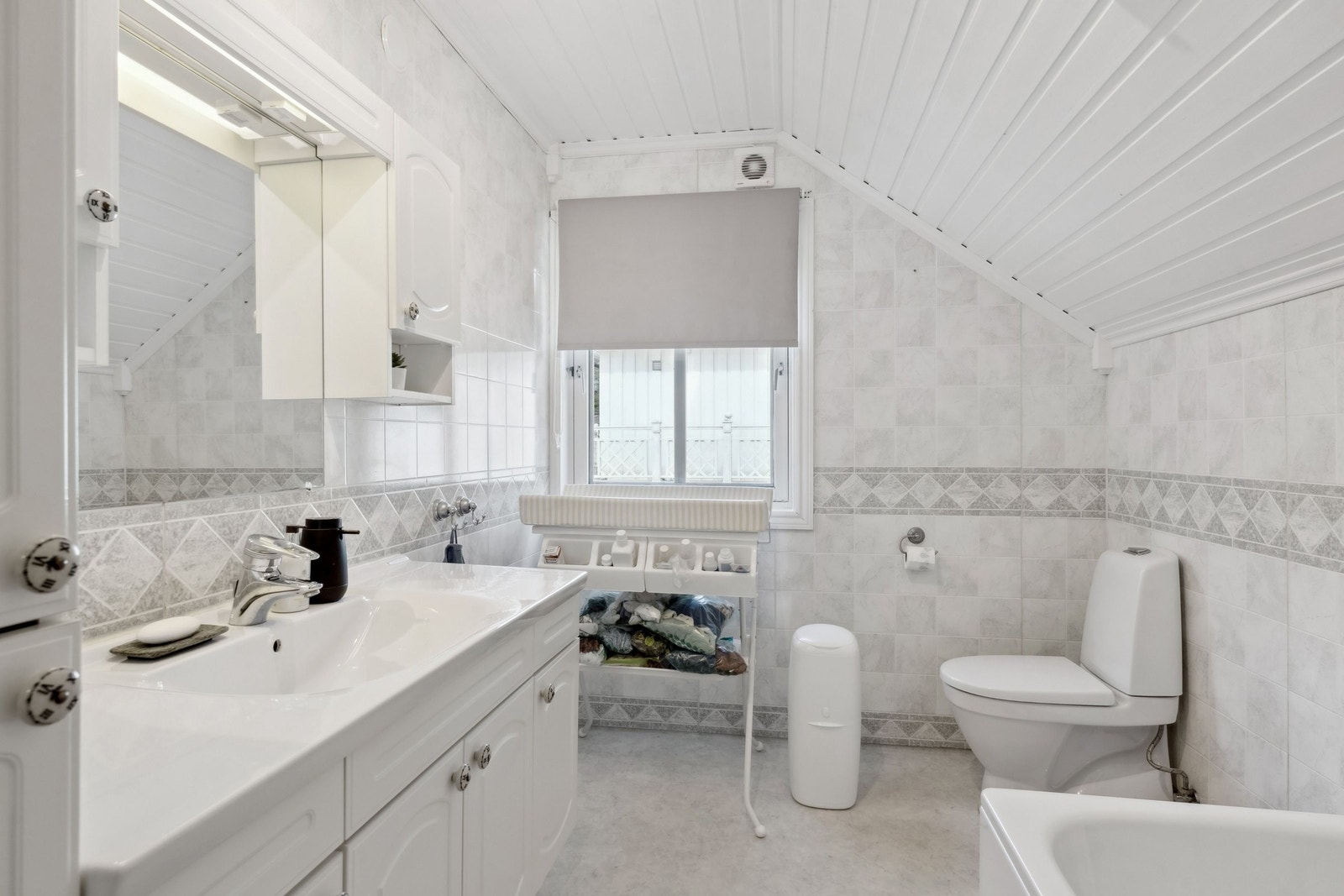 Lyst og romslig bad i 2. etasje med stor baderomsinnredning med heldekkende servant, badekar/dusj og wc. Galleribilde