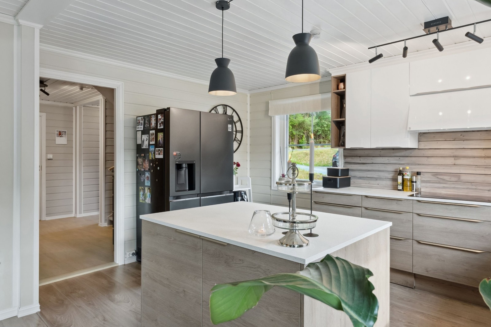 Kjøkkenøyen fra 2023 gir en god arbeidsflate og gode oppbevaringsmuligheter. Galleribilde