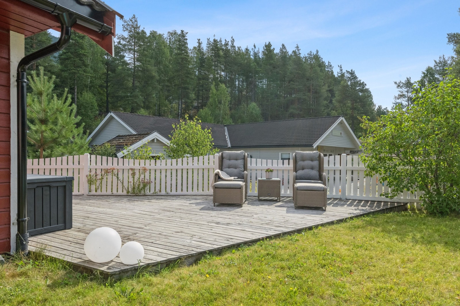 Eiendommen har flere soner hvor man kan nyte solen. Galleribilde