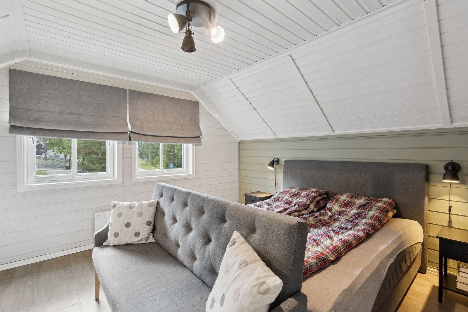 Soverom 2. Lyst og romslig soverom med plassbygd garderobeskap og skyvedører. Med tilgang til kaldloft. Galleribilde