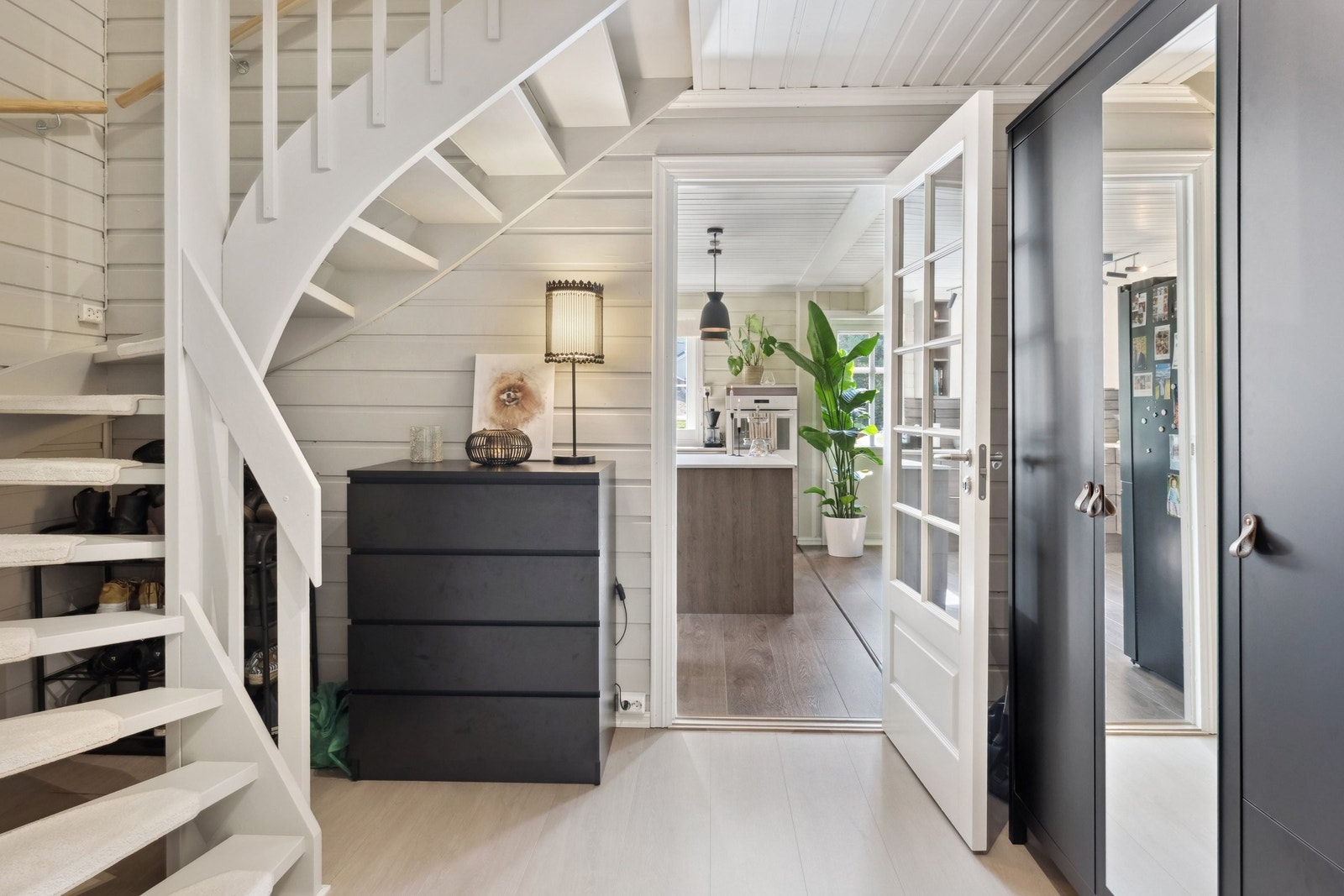 Gang med god plass til oppbevaring og trapp opp til 2. etasje. Galleribilde