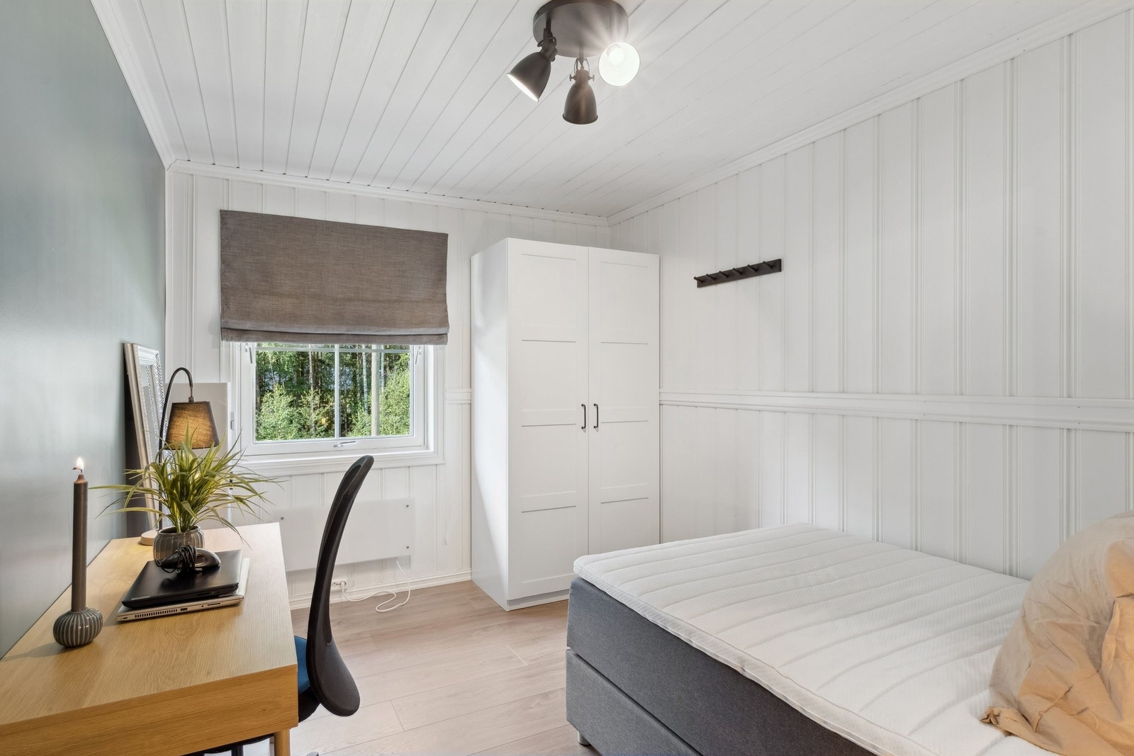 Soverom 1 ligger i 1. etasje. Soverommet er lyst og innbydende med plass til garderobeløsning. Galleribilde