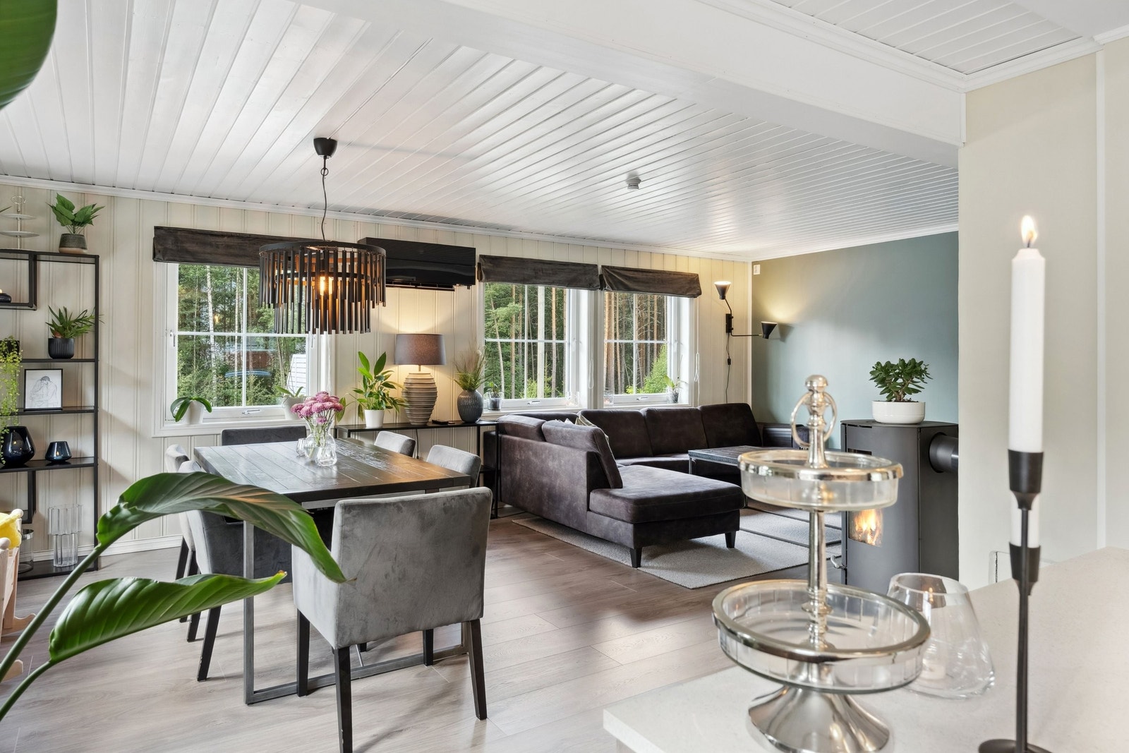 Stuen har god plass til sofa- og spisegruppe. Galleribilde