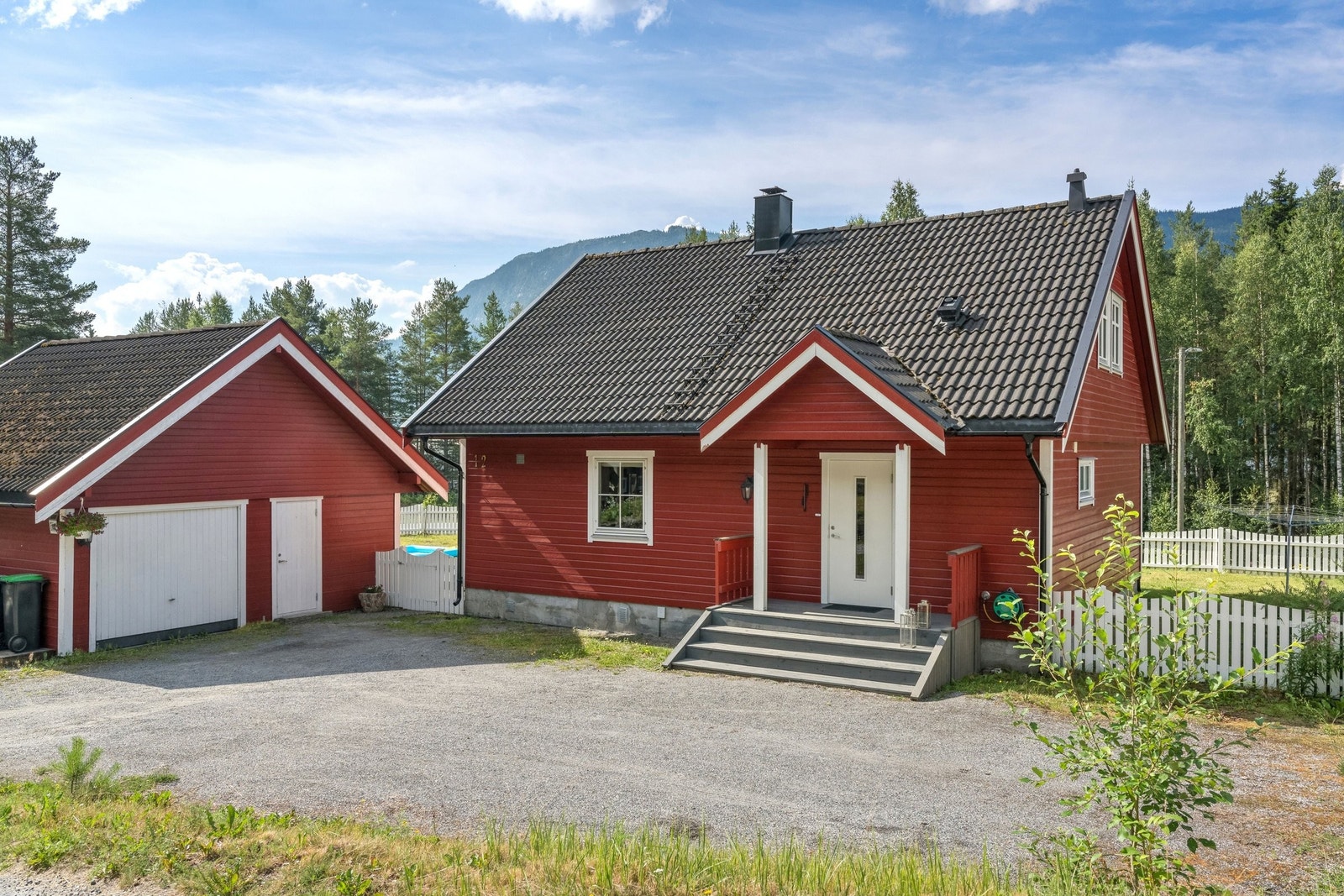 På tomten er det plass til parkering i tillegg til garasje. Eiendommen har 1/11 andel i eiendommen gnr. 77 bnr. 140 som opplyses å være parkerings- realsameie. Galleribilde