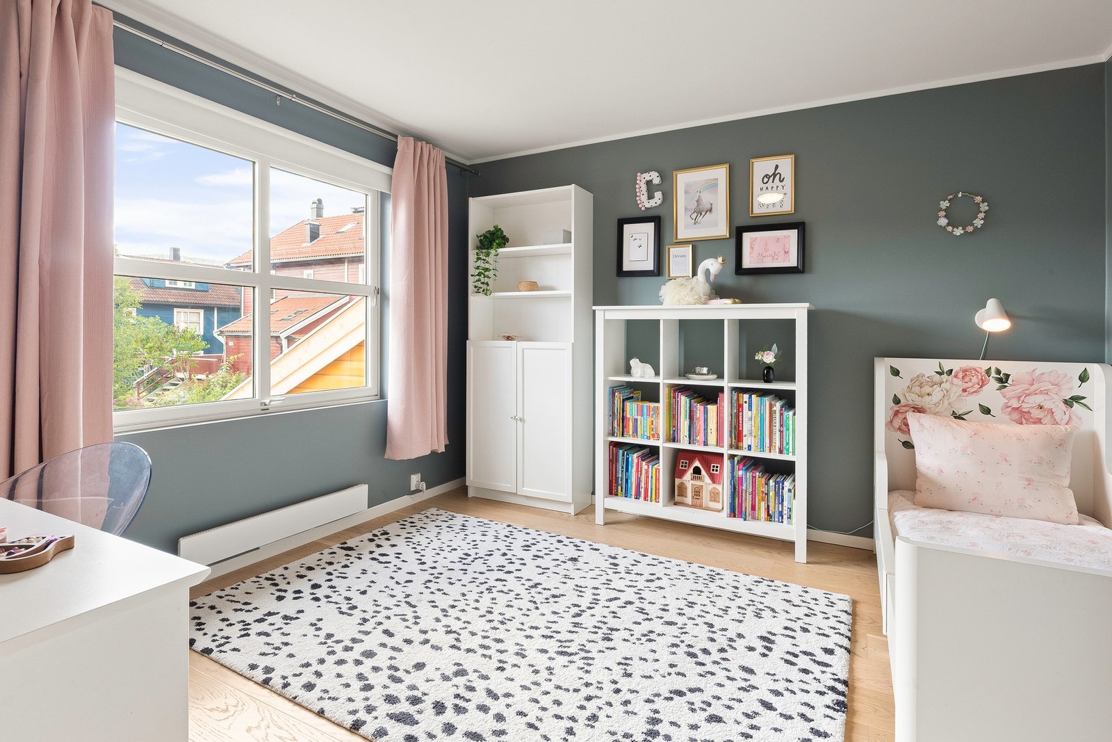 Soverom nr 2. Boligen har balansert ventilasjon fra 2020 som sikrer tilstrømning av frisk lurt Galleribilde