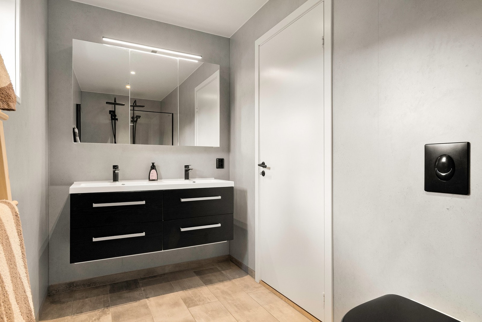 Skuffeseksjon med dobbel vask og stort speilskap med belysning gir god lagringsplass Galleribilde