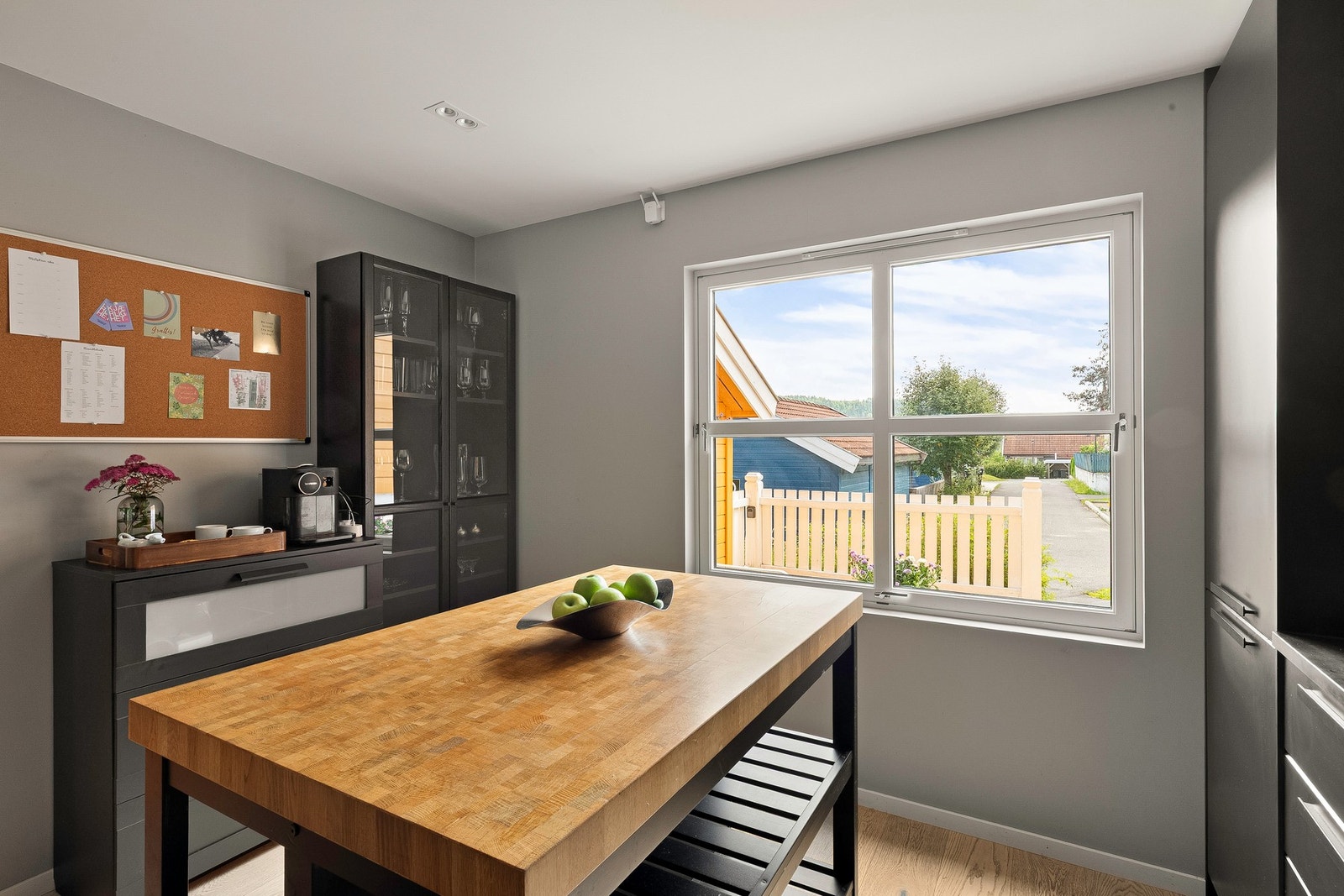 Kjøkket har en smart spiseplass og arbeidsplass med barstol løsning. Perfekt for en rask frokost Galleribilde