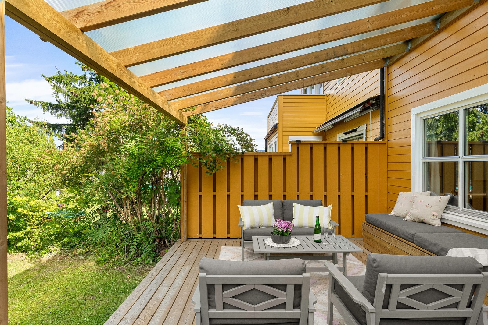 Uteplassen oppleves skjermet og lun Galleribilde