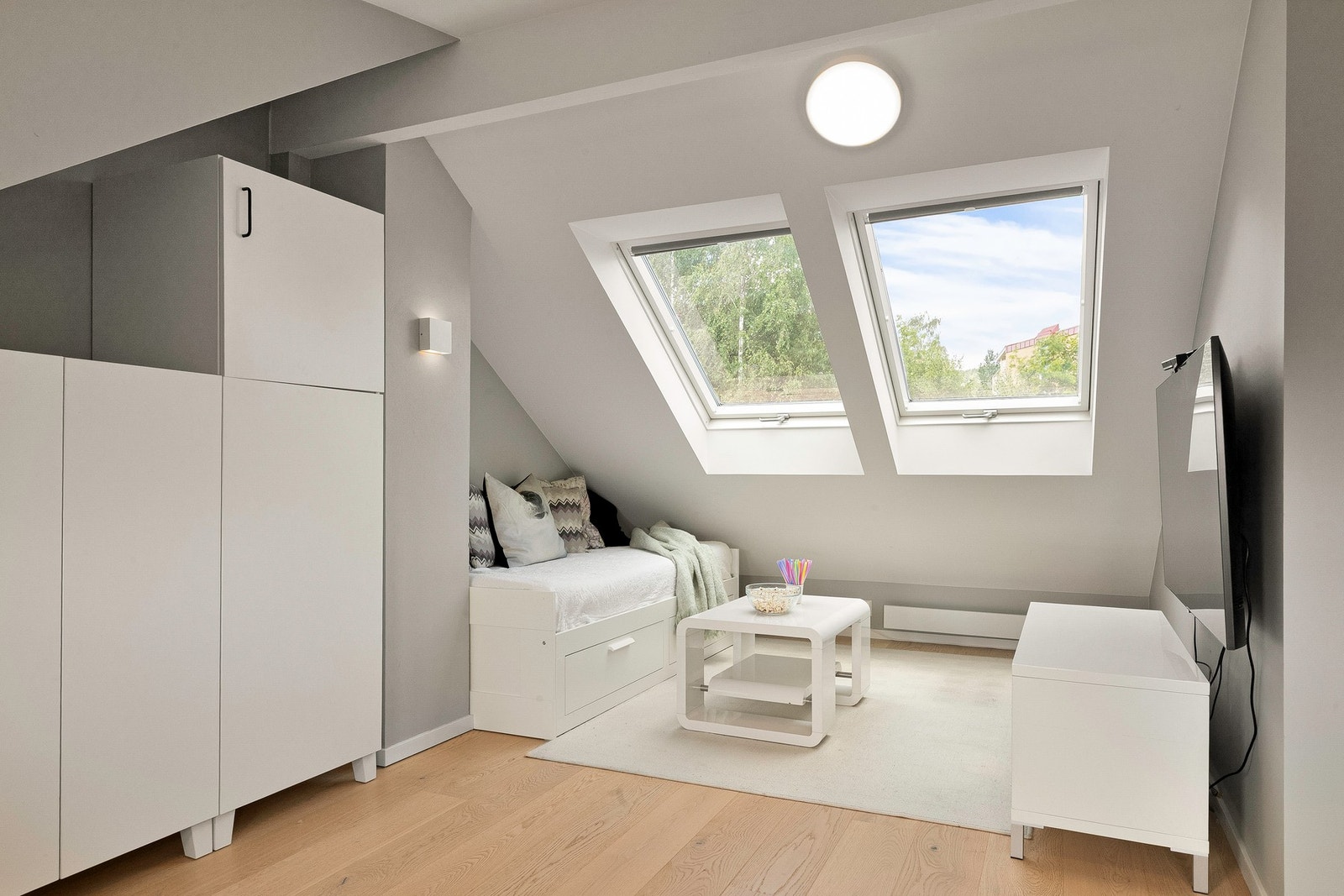 Loftstuen har en fin tv-stue del Galleribilde