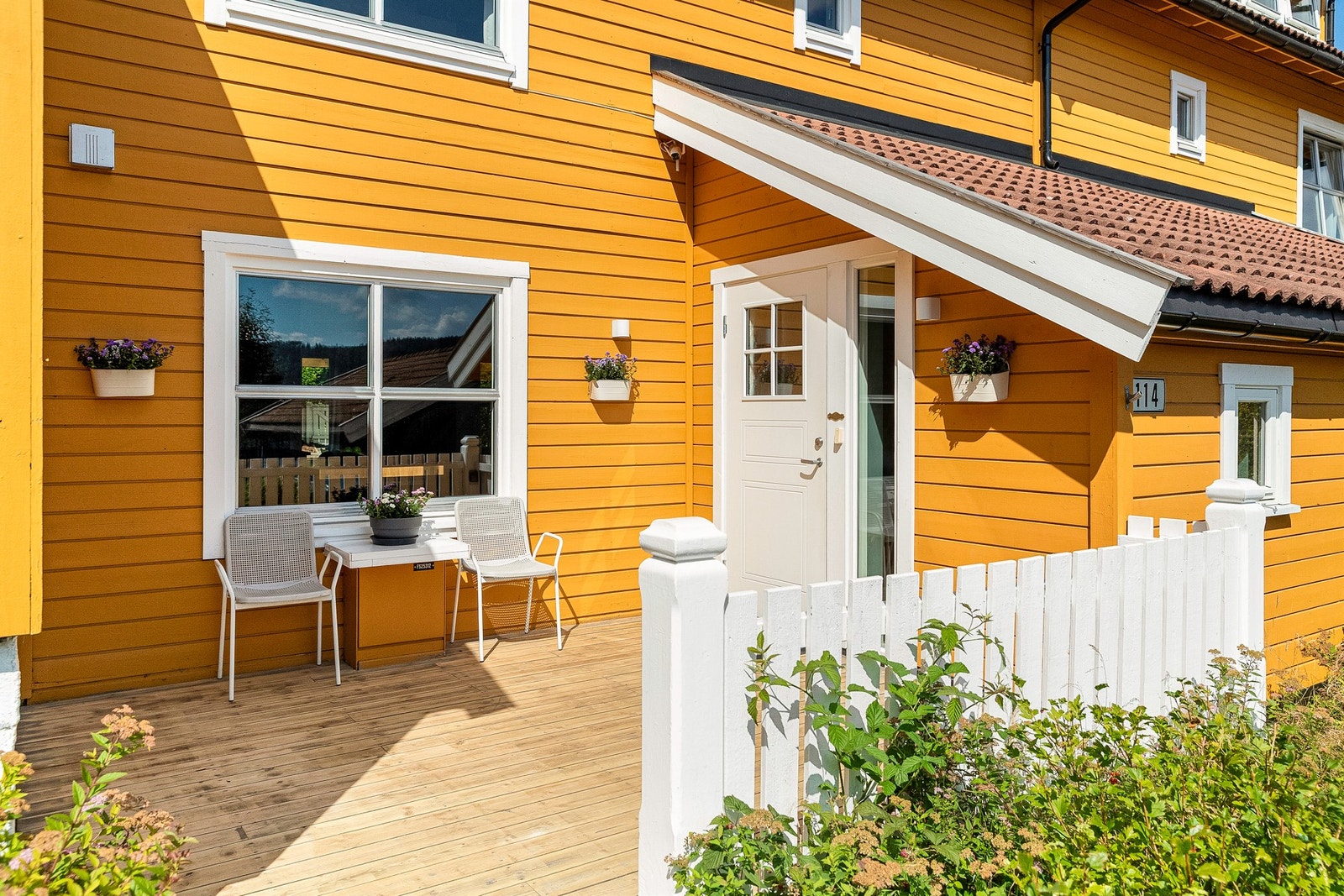 Hyggelig inngangsparti med terrasse. Her er det fint spise frokost eller ta en tidlig kaffe i solen Galleribilde