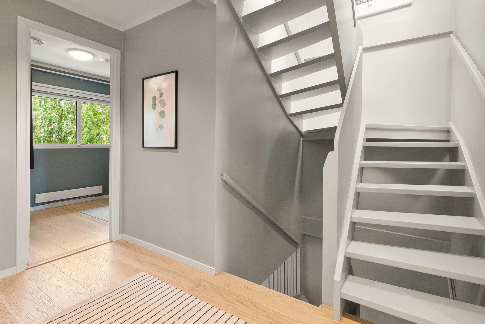 Opp trappen til 2. etg er det gang og 3 gode soverom, samt bad Galleribilde