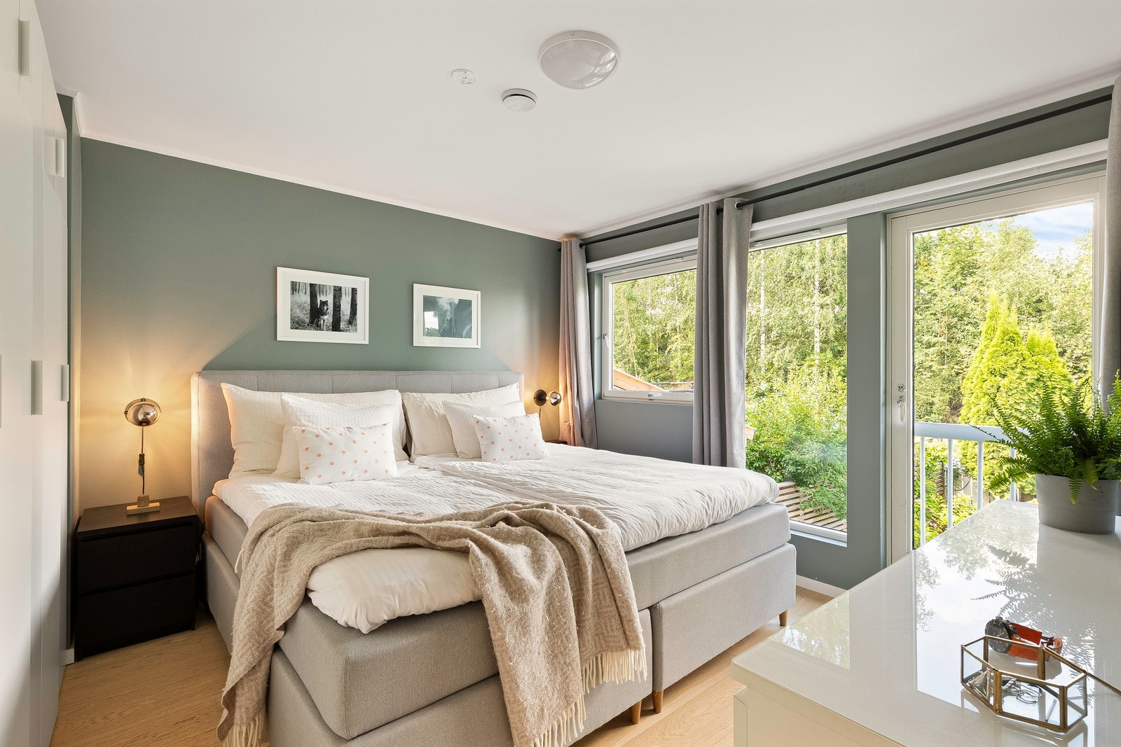 Hovedsoverom er lyst og trivelig med god garderobeplass Galleribilde